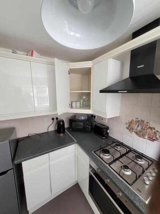 2 Bedroom End Of Terrace House Wellington  Exterior photo