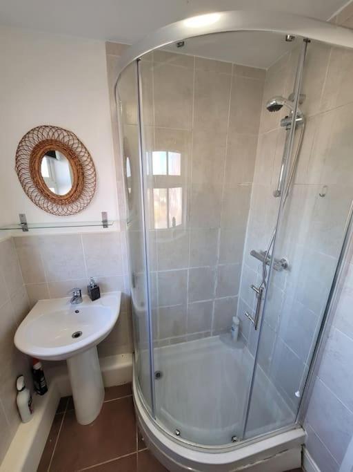 2 Bedroom End Of Terrace House Wellington  Exterior photo
